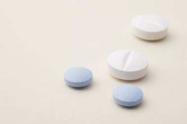 Hapları bej renkli bir arka plan üzerinde. İlaç tedavisi. Sağlık