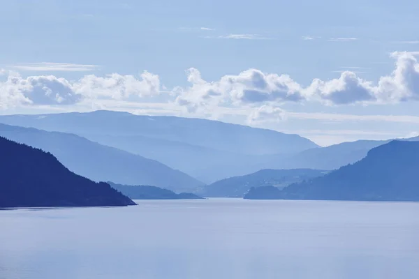 Noorse fjord landschap in blauwe Toon. Toerisme Noorwegen. Reizen — Stockfoto