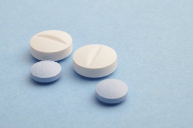 Hapları üzerinde mavi bir arka plan. İlaç tedavisi. Sağlık 