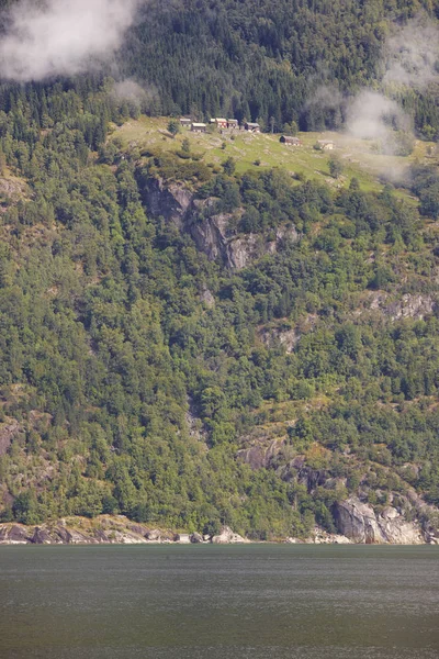 Norska fjorden landskap med gård hus. Sorfjorden. Norge. — Stockfoto