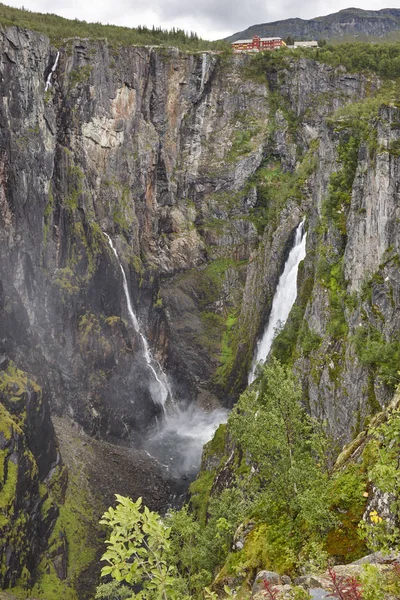 Ворингсфоссенский водопад в Норвегии. Подчеркивается, что — стоковое фото
