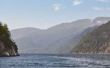 Norveç Fiyordu peyzaj dağlar. Sorfjorden. Norveç. 