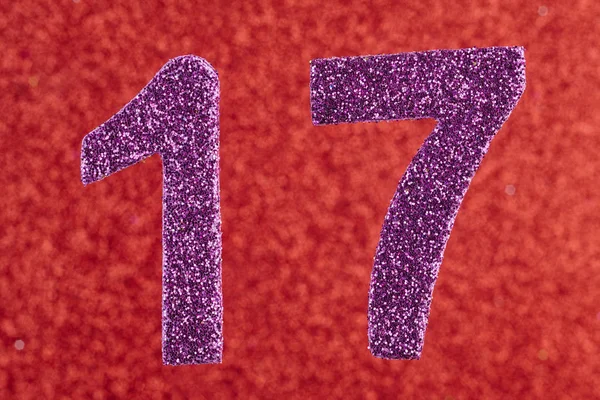 Número diecisiete color púrpura sobre un fondo rojo. Aniversario —  Fotos de Stock