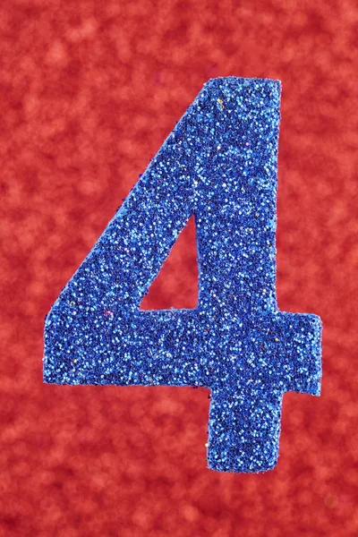 Numer cztery niebieski kolor na czerwonym tle. Rocznica. — Zdjęcie stockowe