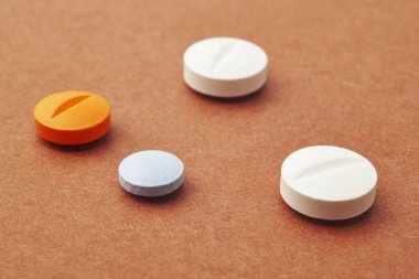 Hapları üzerinde kahverengi bir arka plan. İlaç tedavisi. Sağlık