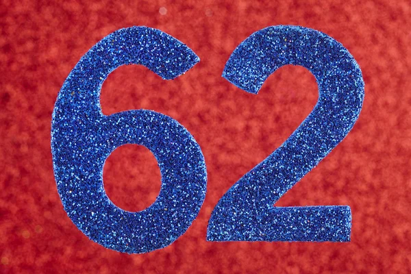 Numerem sześćdziesiąt dwa kolor niebieski na czerwonym tle. Rocznica. — Zdjęcie stockowe