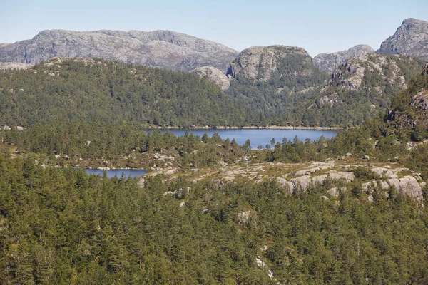 Norska sjön och skogen landskapet. Preikestolen område. Norge l — Stockfoto