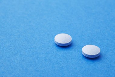 Hapları üzerinde mavi bir arka plan. İlaç tedavisi. Sağlık 