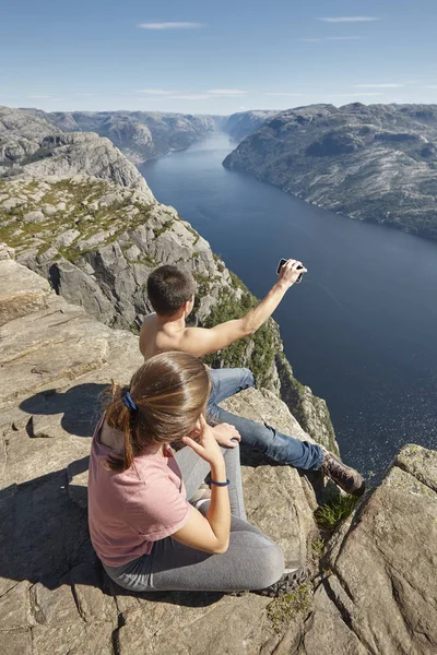 Norský fjord krajina. Preikestolen oblast s mladými provedení s — Stock fotografie
