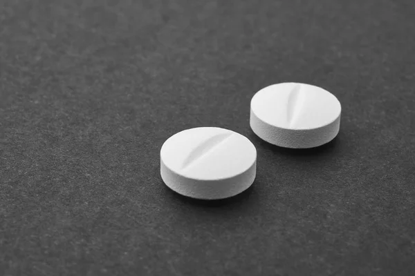 Pillole su sfondo nero. Trattamento farmacologico. Assistenza sanitaria — Foto Stock