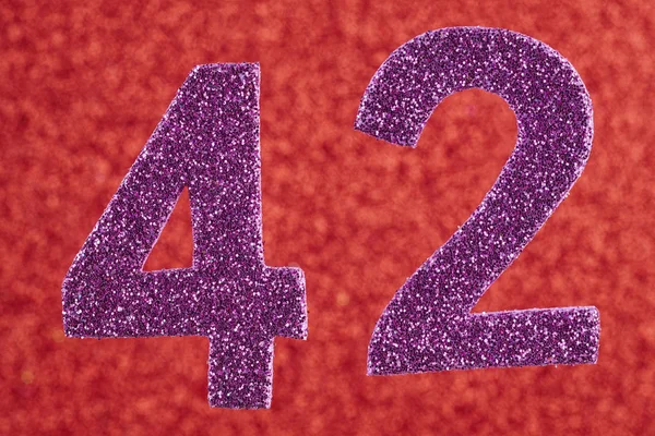 Αριθμός σαράντα δύο μωβ χρώμα πάνω σε κόκκινο φόντο. Επέτειος — Φωτογραφία Αρχείου
