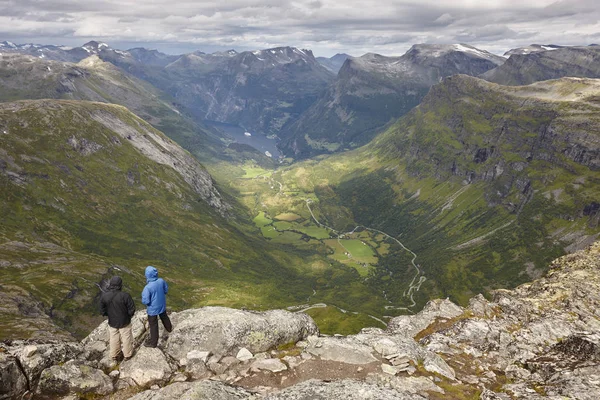 Paisagem montesa rochosa norueguesa com caminhantes. Noruega destaque — Fotografia de Stock