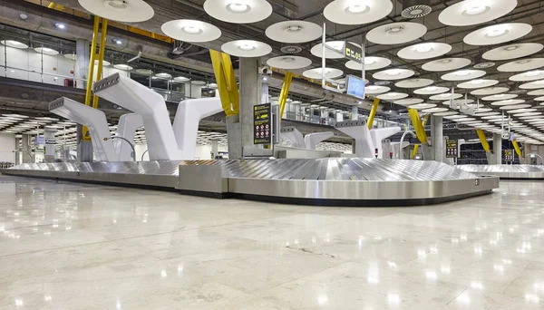 Zona de recogida de equipajes del aeropuerto internacional. A nadie. Viaje ba —  Fotos de Stock