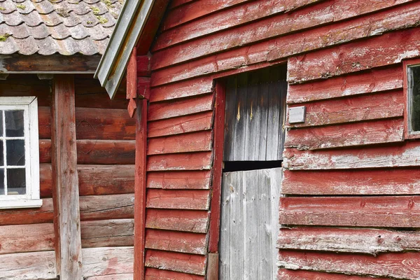 Fachadas tradicionales de cabañas de madera de color rojo noruego. O — Foto de Stock