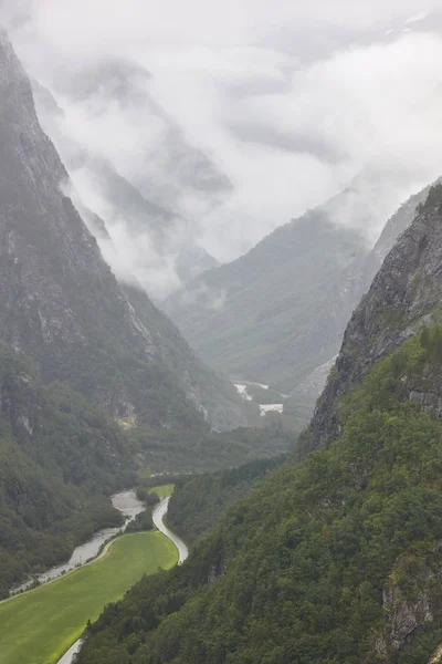 Paesaggio nebbioso norvegese con montagna e fiume. Stalheim vista — Foto Stock