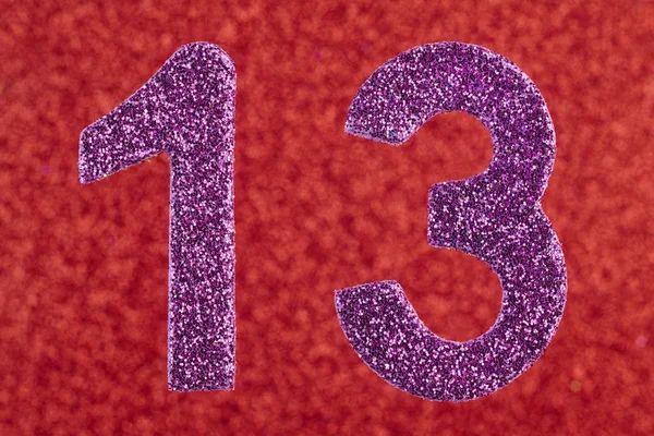 Numero tredici colore viola su uno sfondo rosso. Anniversario . — Foto Stock