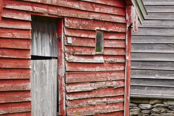 Traditionele Noorse houten rood gekleurde cabine huizen gevels. O — Stockfoto