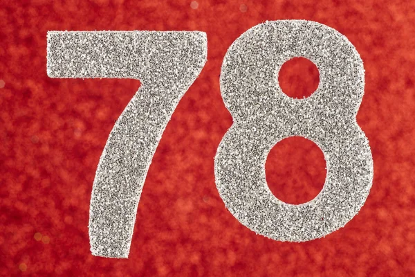 Αριθμός εβδομήντα οκτώ ασημί χρώματος πάνω σε κόκκινο φόντο. Εορτασµού — Φωτογραφία Αρχείου