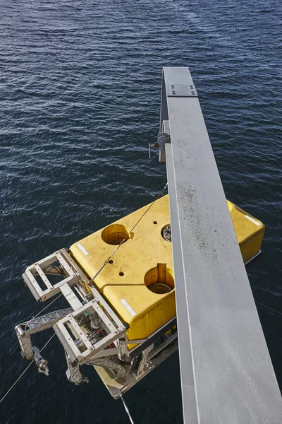 Scientific submarine robot with crane ready to be submerged. — Stock Photo, Image