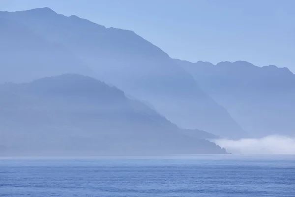 Norweski fiord krajobraz o świcie w niebieskim odcieniu. Norwegia podświetlenia — Zdjęcie stockowe