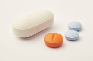 Hapları bej renkli bir arka plan üzerinde. İlaç tedavisi. Sağlık