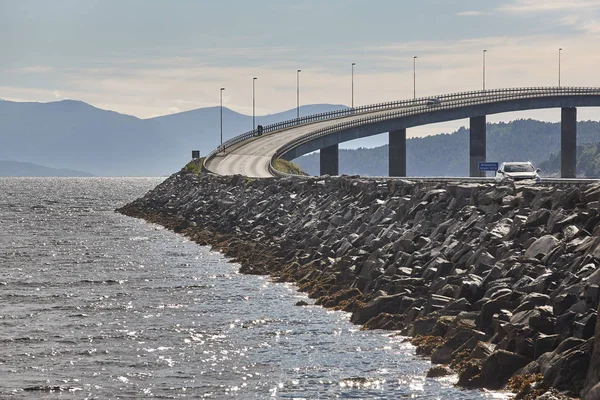 ノルウェー。大西洋の道。海の上の橋します。ヨーロッパを旅行します。. — ストック写真