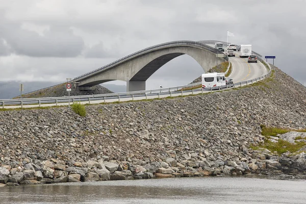 Noruega. Camino del océano Atlántico. Puente sobre el océano. Viaje europ —  Fotos de Stock