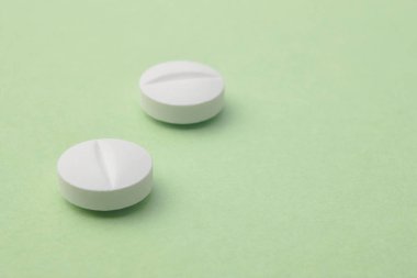 Hapları üzerinde yeşil bir arka plan. İlaç tedavisi. Sağlık