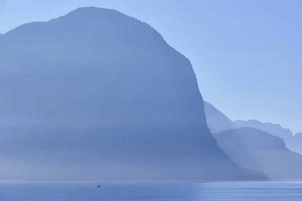 Paisagem fiorde norueguesa nascer do sol em tom azul. Pescador solitud — Fotografia de Stock