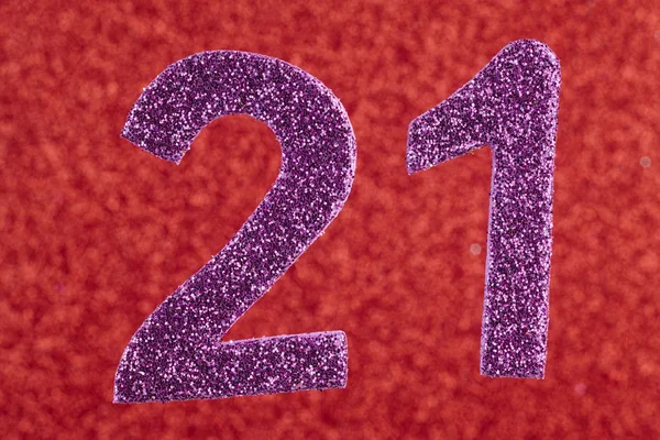 Αριθμός είκοσι ένα μωβ πάνω σε κόκκινο φόντο. Επέτειος. — Φωτογραφία Αρχείου