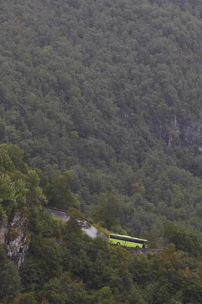 Strada di montagna norvegese con autobus. Punto di vista di Stalheim. Norvegia tra — Foto Stock