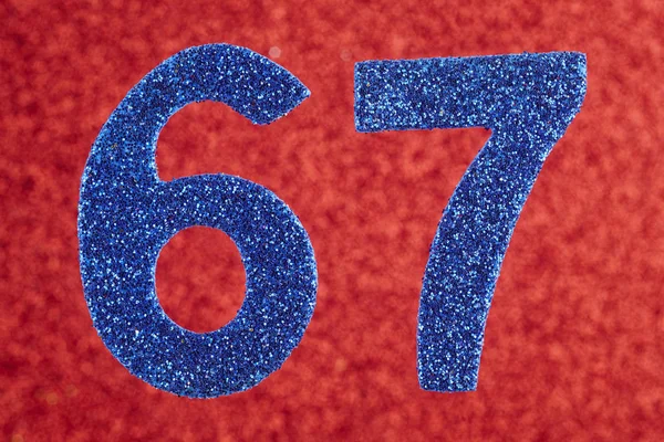 Αριθμός εξήντα επτά μπλε χρώμα πάνω σε κόκκινο φόντο. Επέτειος — Φωτογραφία Αρχείου