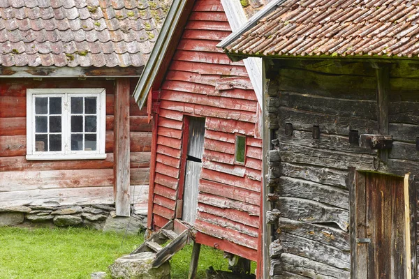 Traditionele Noorse houten rood gekleurde cabine huizen gevels. O — Stockfoto