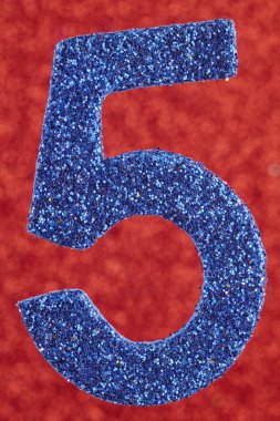 Beş mavi renk kırmızı bir arka plan üzerinde numara. Yıldönümü. 