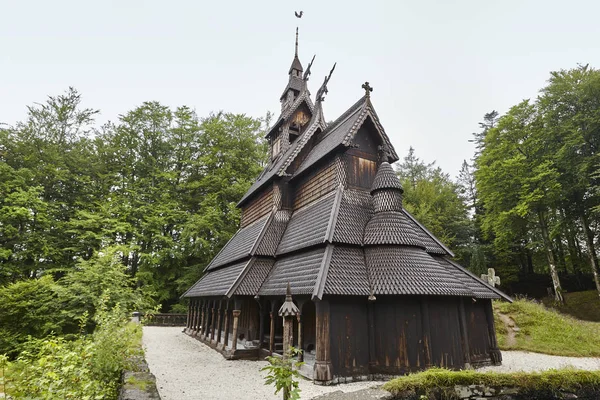 Norveç mezarlık ve çıta Kilise çatısının. Aske'de. Bergen. Norw — Stok fotoğraf