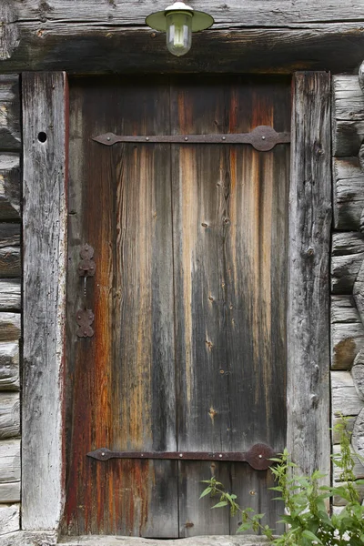 Vecchia porta in legno arrugginito cabina con antico lucchetto . — Foto Stock