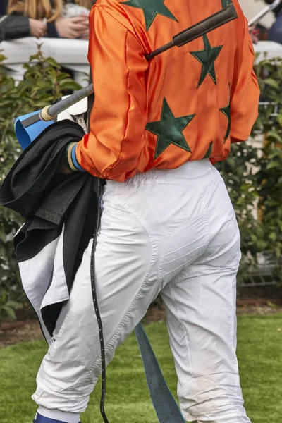 Jockey Detail nach dem Rennen. Hippodrom Hintergrund. Rennpferd. — Stockfoto