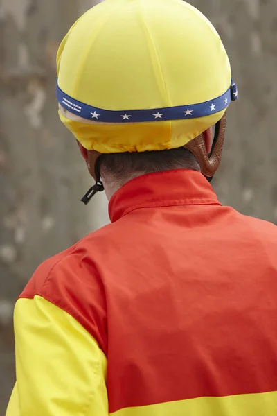 Detalle de la cabeza del jinete antes de la carrera. Fondo del hipódromo. Raceh. —  Fotos de Stock