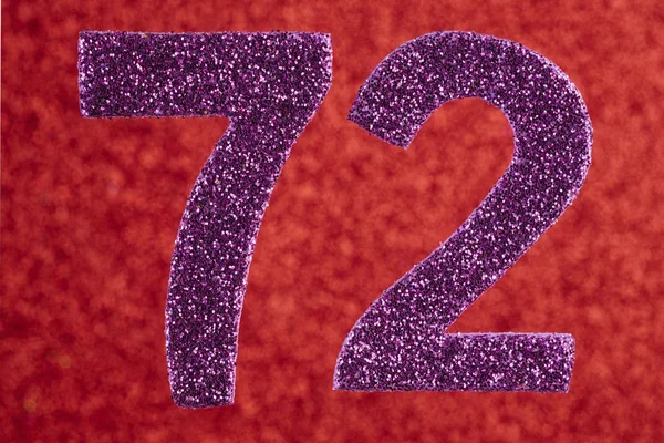 Numero 72 colore viola su uno sfondo rosso. Anniversa — Foto Stock