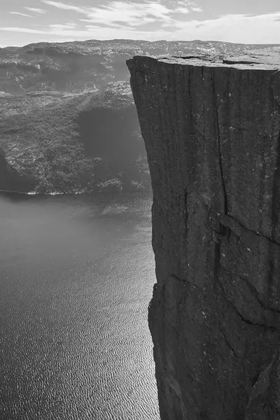 Paesaggio fiordo norvegese. Zona di Preikestolen. Norvegia punto di riferimento la — Foto Stock