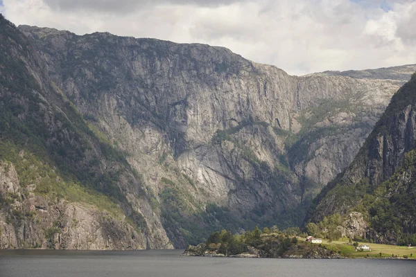 Norwegische Fjordlandschaft mit Bergen und Häusern. sorfjord. — Stockfoto