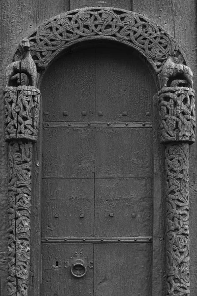 Lom médiévale portée détail église. Symbole viking. Norvège tourisme — Photo