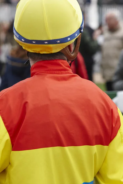 Detalle del jockey antes de la carrera. Fondo del hipódromo. Caballo de carreras . —  Fotos de Stock