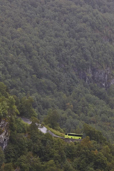 Camino noruego de montaña con autobús. Mirador Stalheim. Visita Norw — Foto de Stock