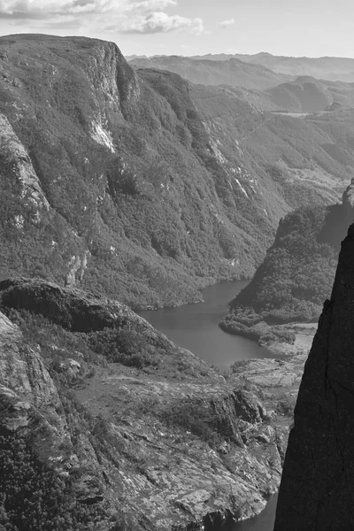 Norwegische Fjordlandschaft. Preikestolen. Norwegisches Wahrzeichen — Stockfoto