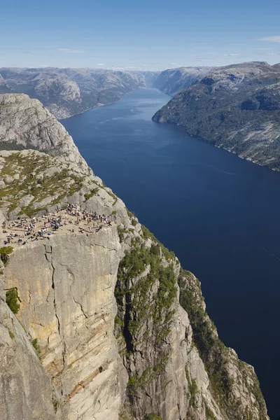 Paisaje de fiordos noruego. Zona de Preikestolen. Noruega hito en —  Fotos de Stock