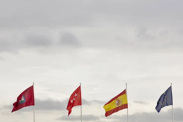 Evropa Španělsko Madrid vlajky nad zamračená obloha. — Stock fotografie