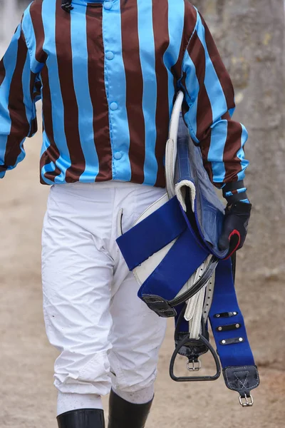 Jockey etter løpet. Hippodrombakgrunn. Rasehest . – stockfoto