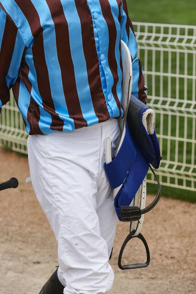 Equipa de jóquei depois da corrida. Antecedentes do hipodromo. Cavalo de corrida . — Fotografia de Stock