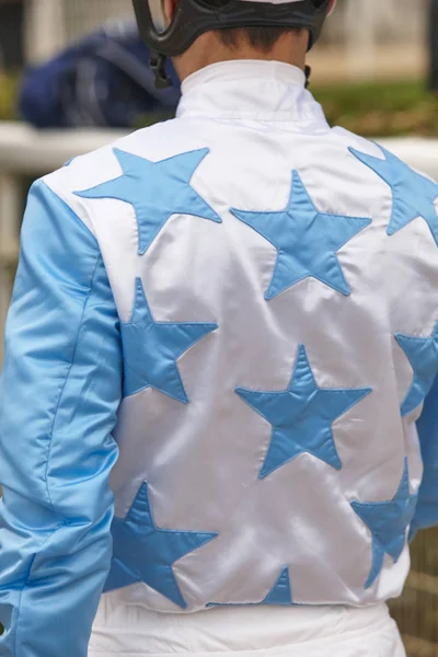 Detalle de jockey después de la carrera. Fondo del hipódromo. Caballo de carreras . —  Fotos de Stock